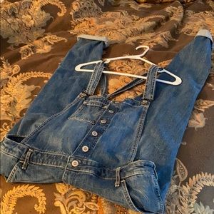 Hello! Selling a pair of hollister overalls!